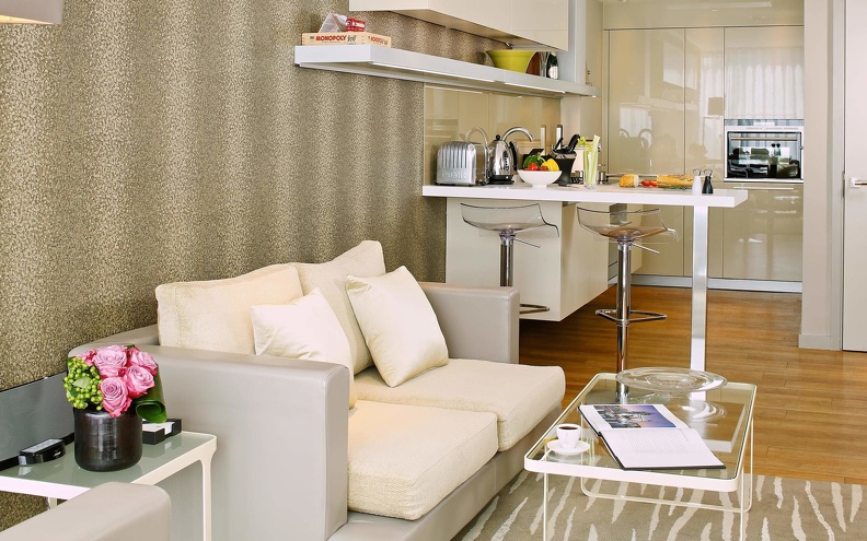 ChevalThreeQuays-Luxury One Bedroom Apartment River View-000.jpg