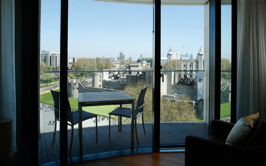 cheval-three-quays-luxury-two-bed-tower-view-09