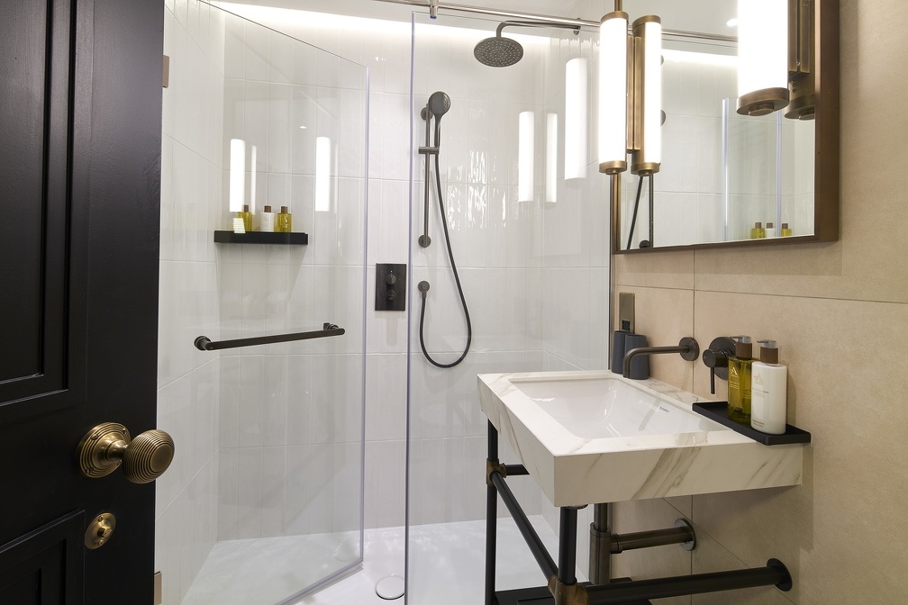LG Luxury-1-Bedroom-Bathroom