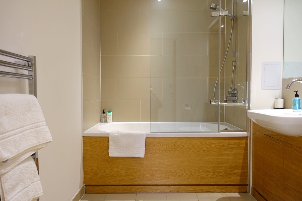 q-Kingston-Lanyard-2-bed-main-bathroom-pic