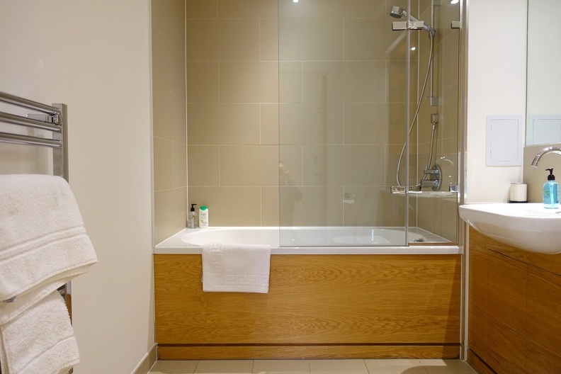 q-Kingston-Lanyard-2-bed-main-bathroom-pic.jpg