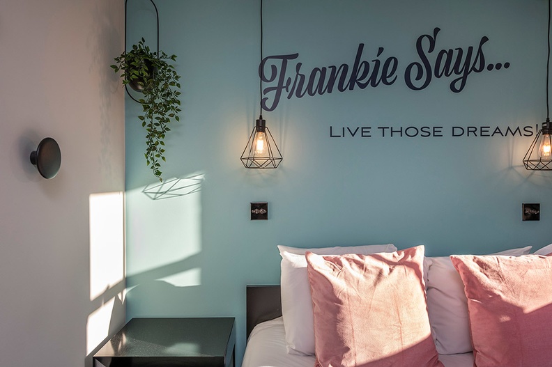 FrankieSays-3bedpenthouse-3rdfloor-bedroom-(6).jpg