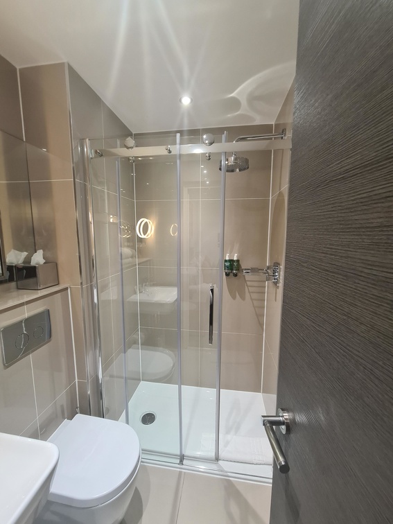 The Chronicle - Shower in 1 Bedroom