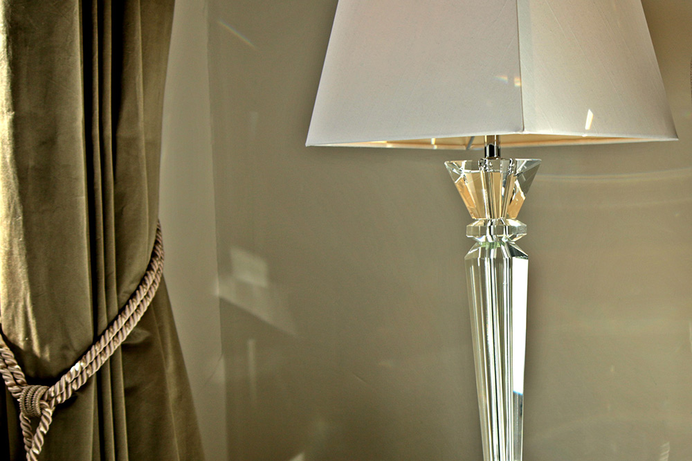 05-The-Arlington-Suite-Master-Bedroom-Detail-Lamp-20-The-Barons-Luxury-Serviced-Apartments-Richmond,-Twickenham,-South-West-London,-TW1