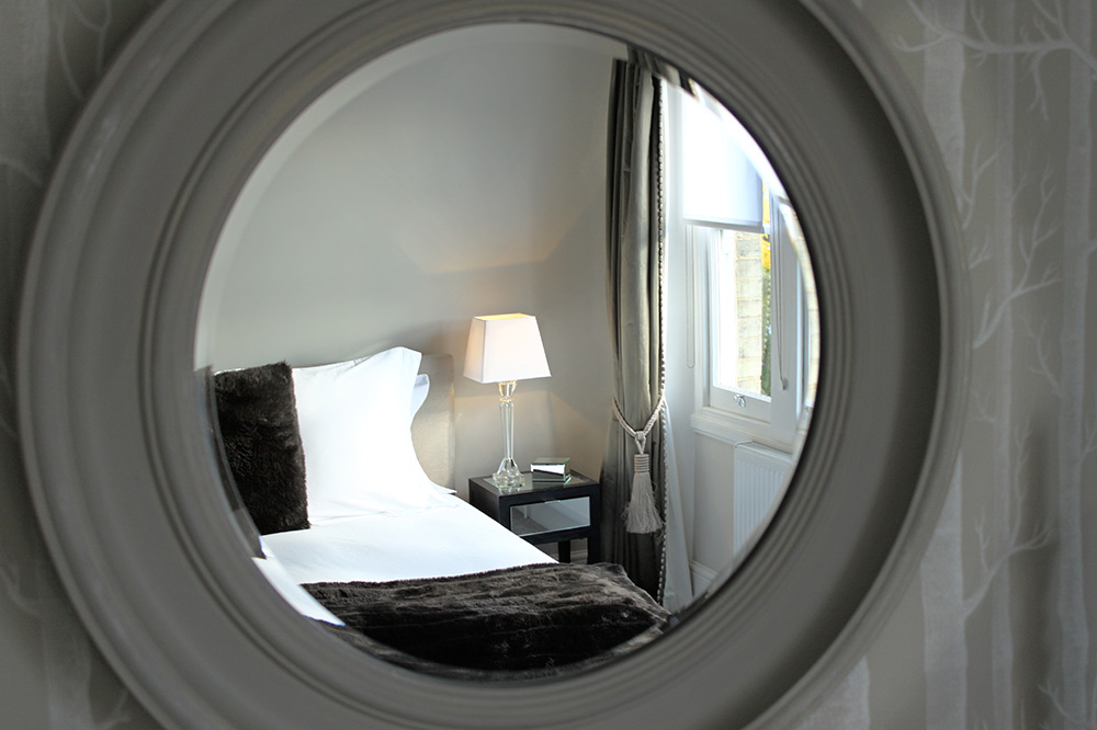 06-The-Arlington-Suite-Master-Bedroom-Detail-Mirror-20-The-Barons-Luxury-Serviced-Apartments-Richmond,-Twickenham,-South-West-London,-TW1
