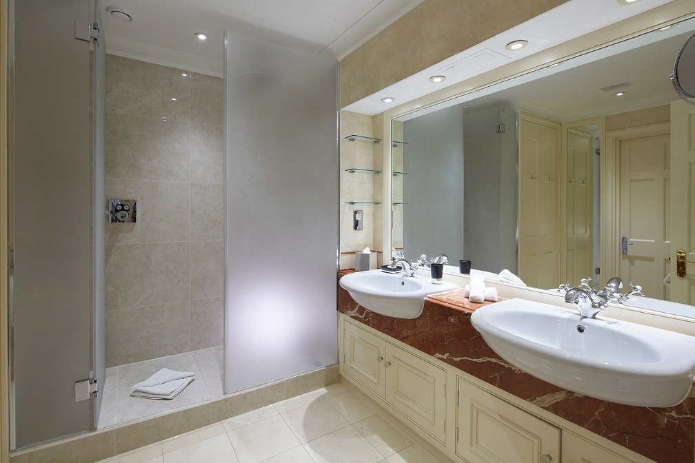 Cheval Hyde Park Gate - Three Bedroom Apartments-Master-Bathroom