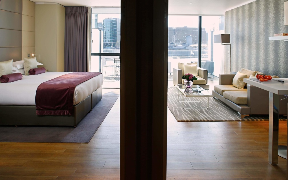 ChevalThreeQuays-Luxury One Bedroom Apartment River View-002