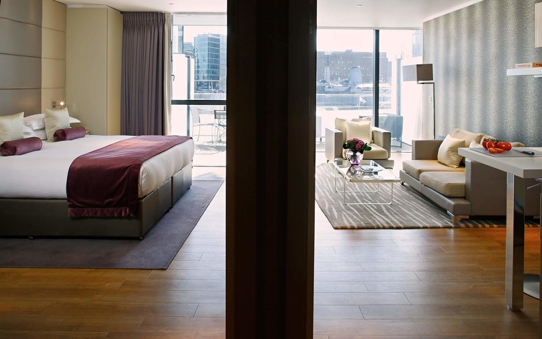 ChevalThreeQuays-Luxury One Bedroom Apartment River View-002.jpg