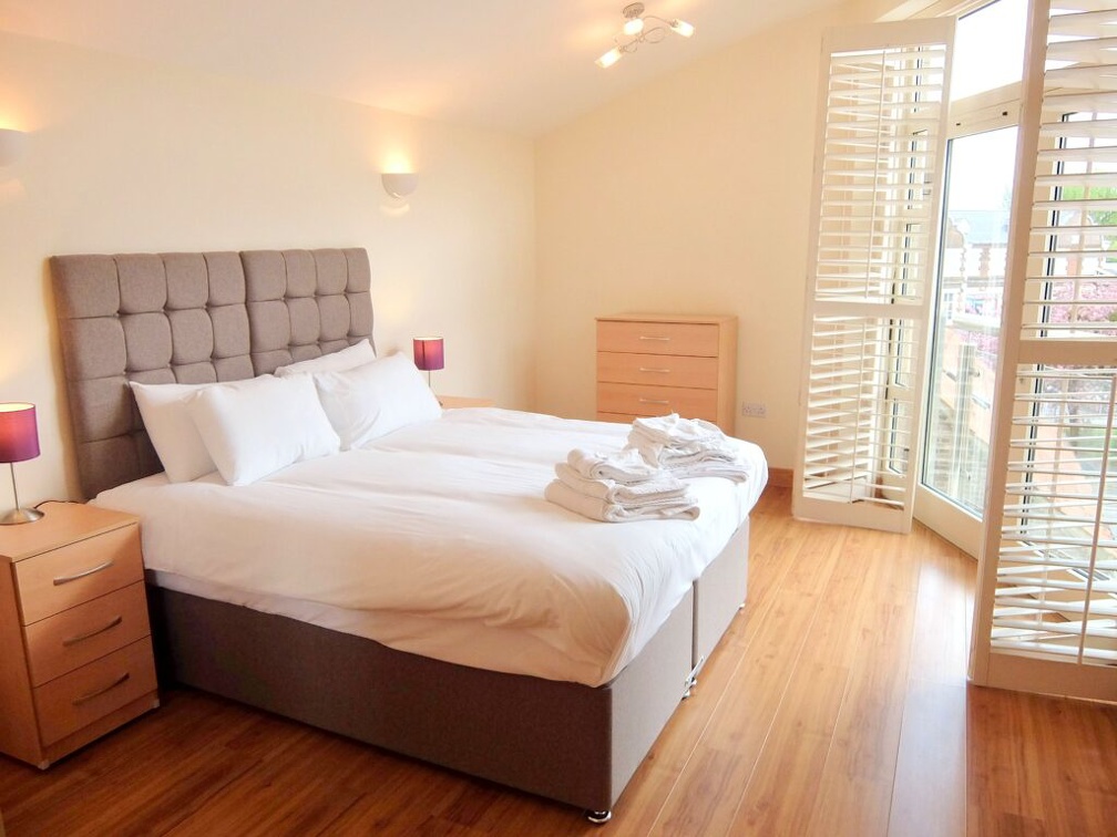 5-bedroom-Hampton-Court-serviced-apartments-1024x768-1