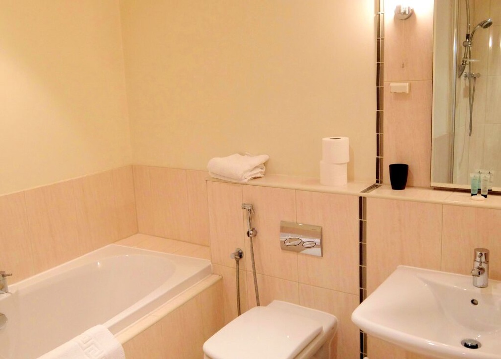 6-bathroom-Hampton-Court-serviced-apartments-1024x733-1