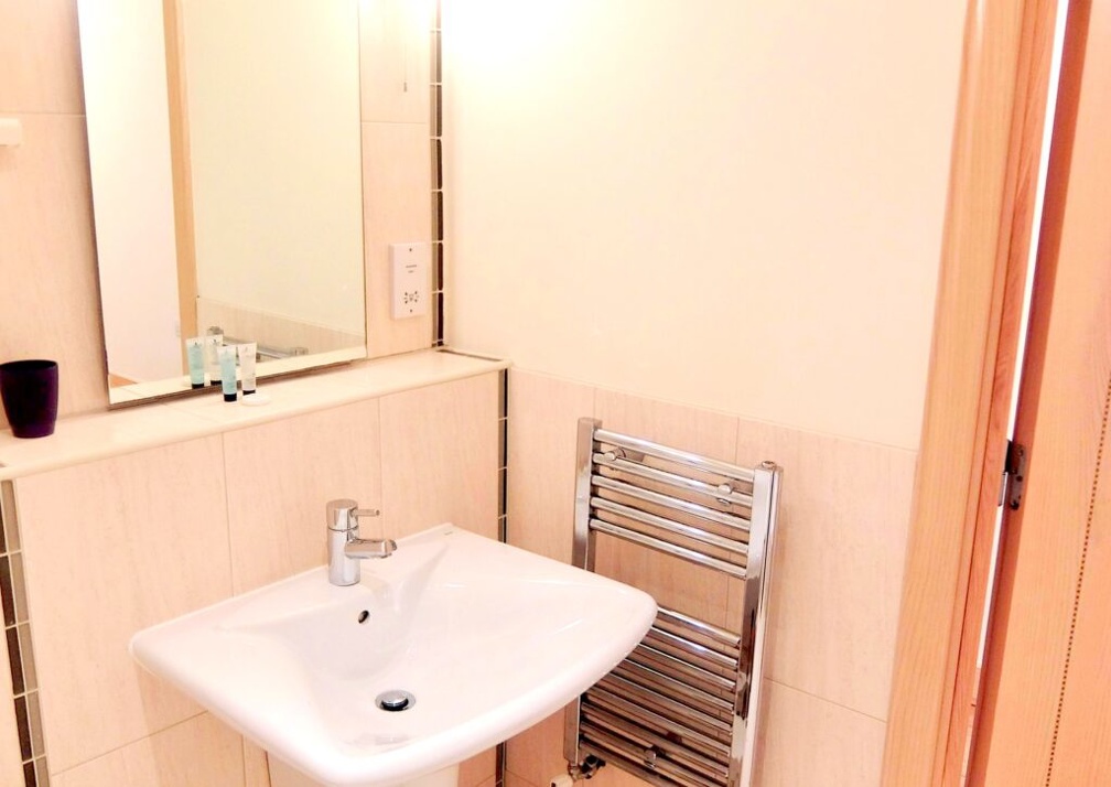 7-bathroom-Hampton-Court-serviced-apartments-1024x726-1