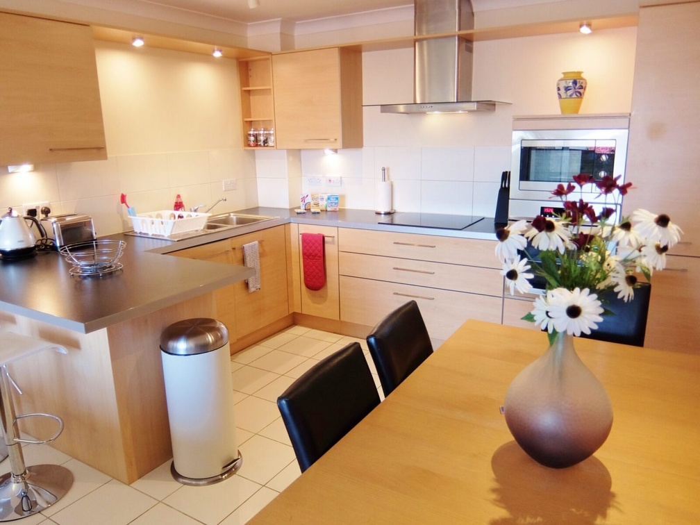 1-kitchen-corner-1-bed-1PV-Hampton-Court-serviced-apartments-scaled-1-2048x1536-3
