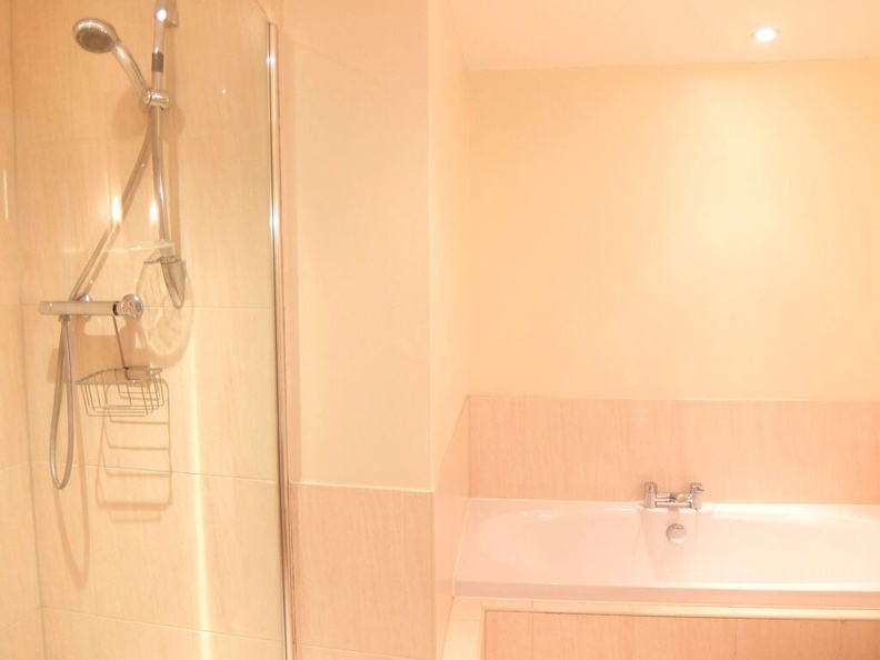 10-bath-shower-1-bed-1PV-Hampton-Court-serviced-apartments-scaled-1-1024x768-2.jpg