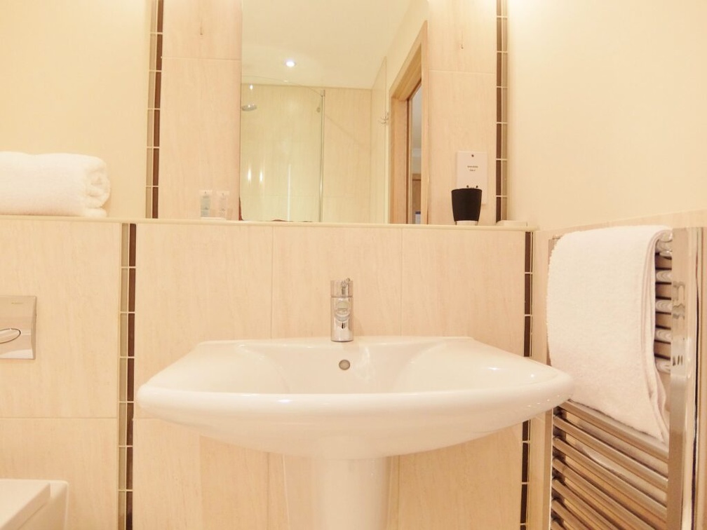 8-bathroom-sink-1-bed-1PV-Hampton-Court-serviced-apartments-scaled-1-1024x768-2