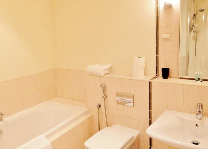 9-bathroom-1-bed-1PV-Hampton-Court-serviced-apartments-scaled-1-1024x734-3.jpg