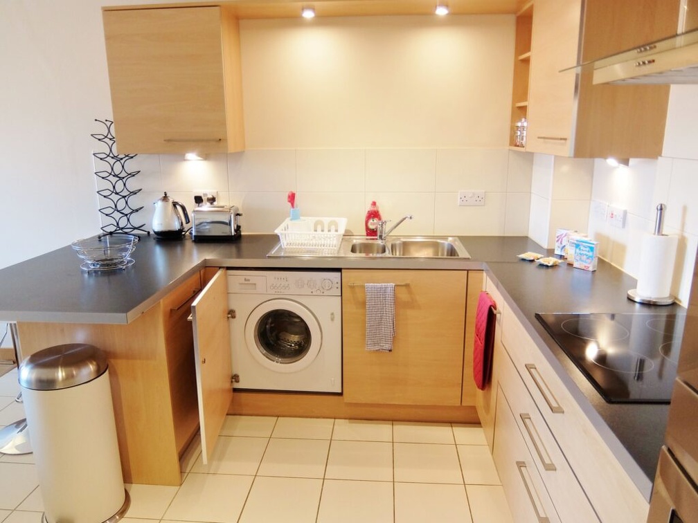 2-kitchen-washing-machine-1-bed-1PV-Hampton-Court-serviced-apartments-scaled-1-1024x768-2