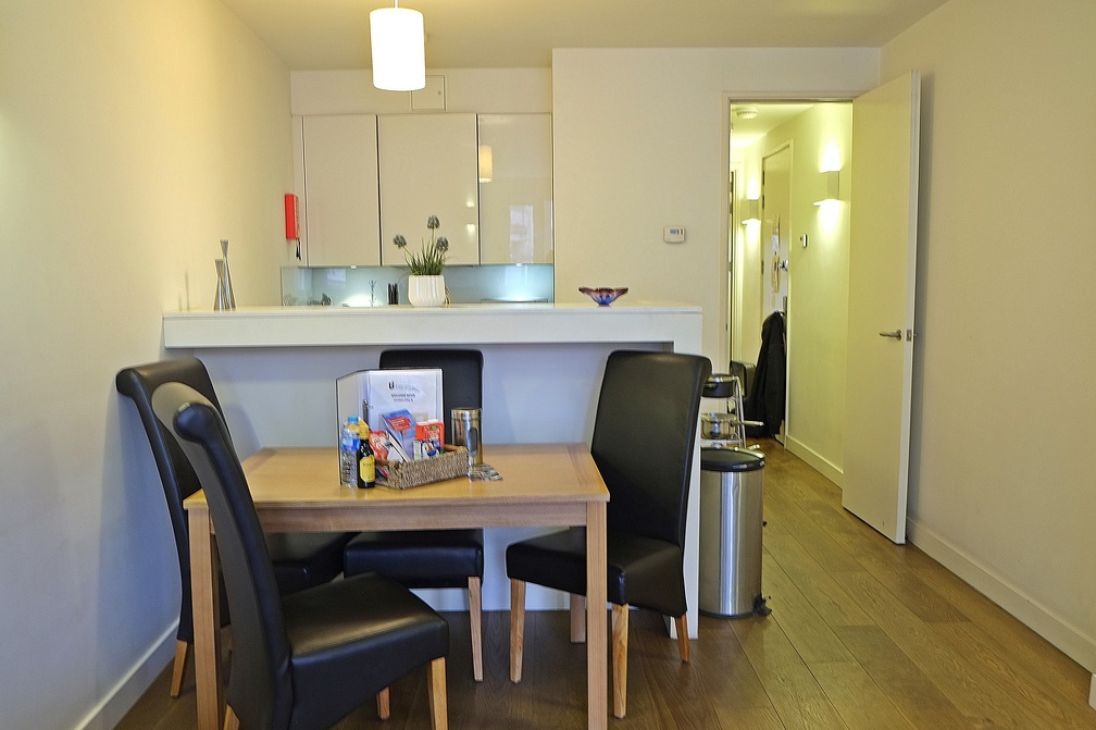 London City Serviced Apartments A - Dining Area - Urban Stay