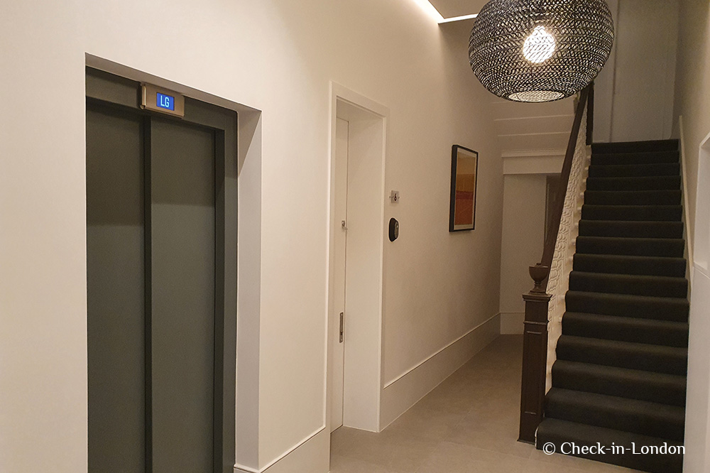 Cromwell Serviced Apartments - Lift and stairs