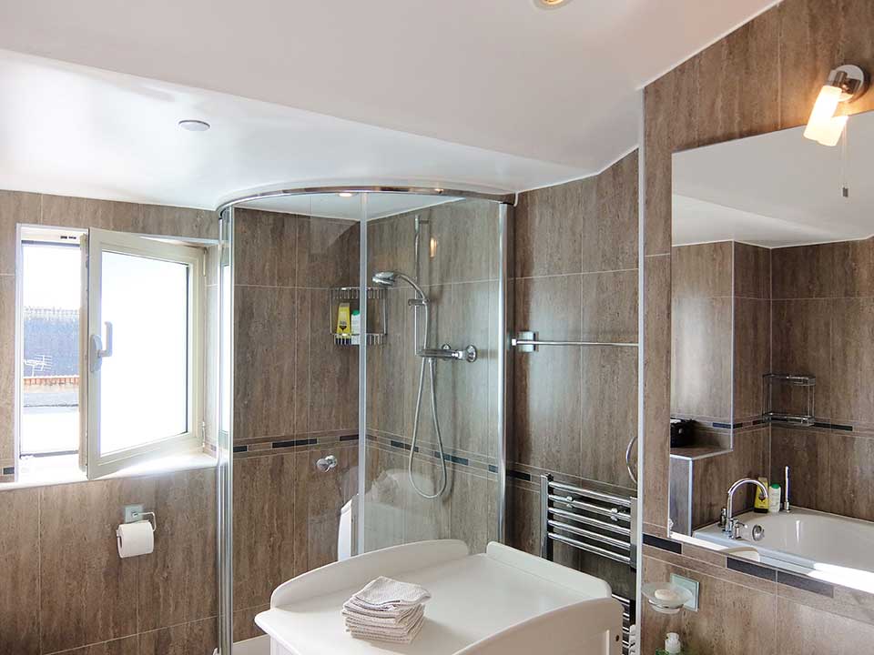 17-main-bathroom-Hampton-Court-3-bed-penthouse