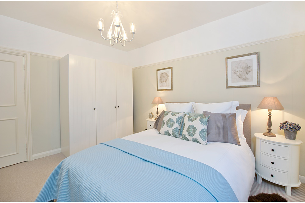 40-The-Garden-Suite-Bedroom-Reverse-20-The-Barons-Luxury-Serviced-Apartments-Richmond,-Twickenham,-South-West-London,-TW1