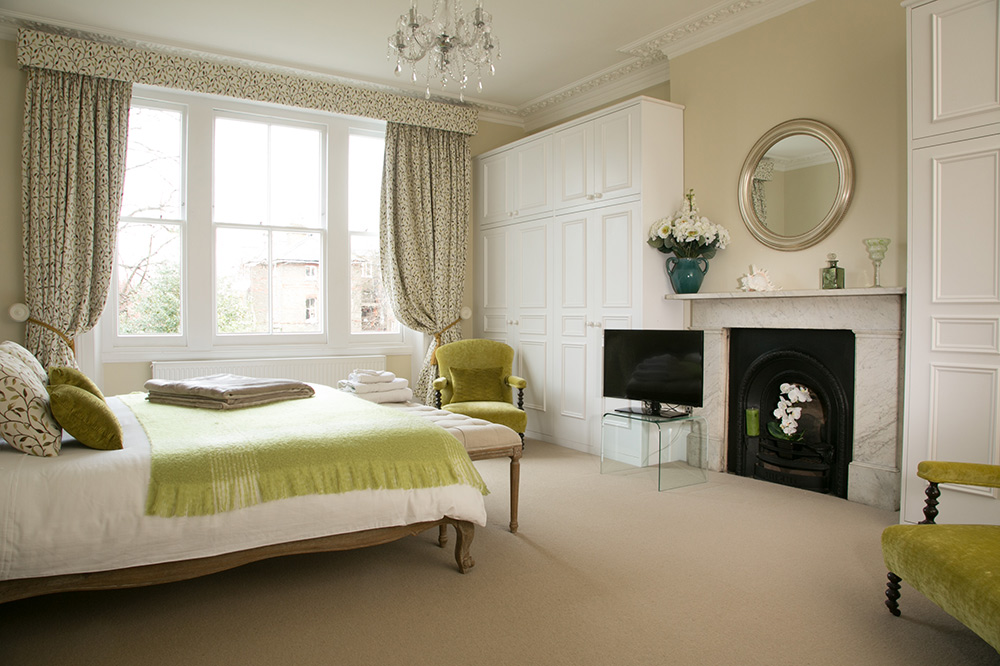 21-The-Crescent-Apartment-Master-Bedroom-Superking-Bed-20-The-Barons-Luxury-Serviced-Apartments-Richmond,-Twickenham,-South-West-London,-TW1